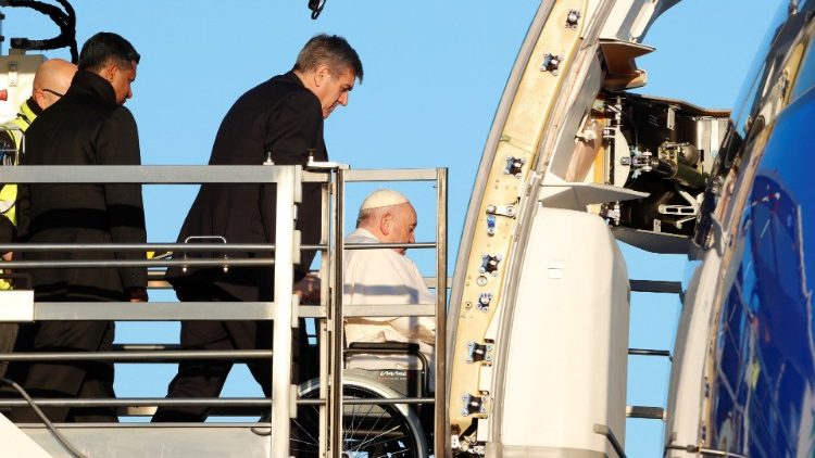 Paus Franciscus bij zijn vertrek vanmorgen vanaf de luchthaven in Rome