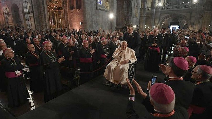 De vesperdienst met priesters en religieuzen