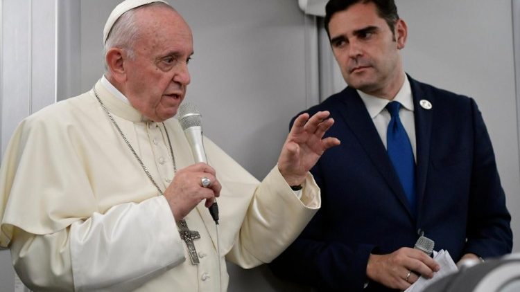 Paus Franciscus tijdens de terugvlucht uit Panama