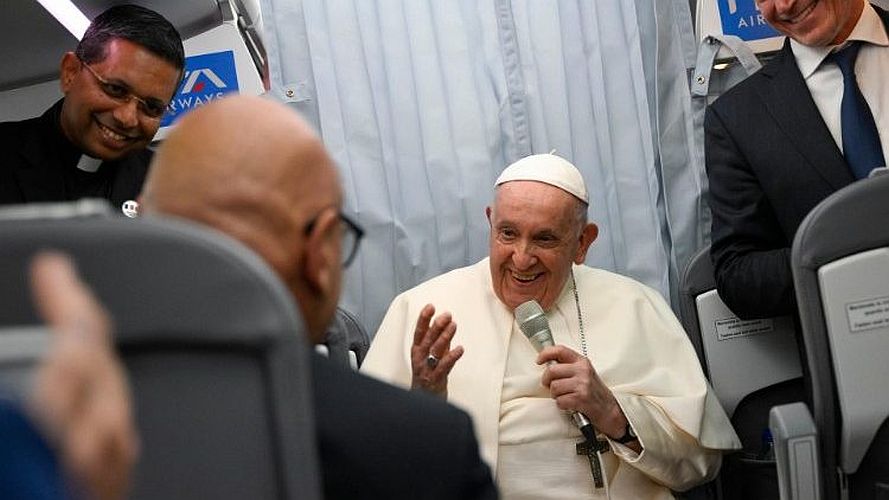 Paus Franciscus tijdens de terugvlucht uit Marseille