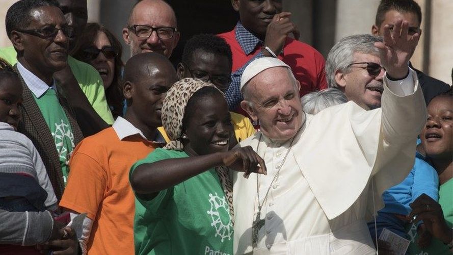 Paus Franciscus ontmoet vluchtelingen