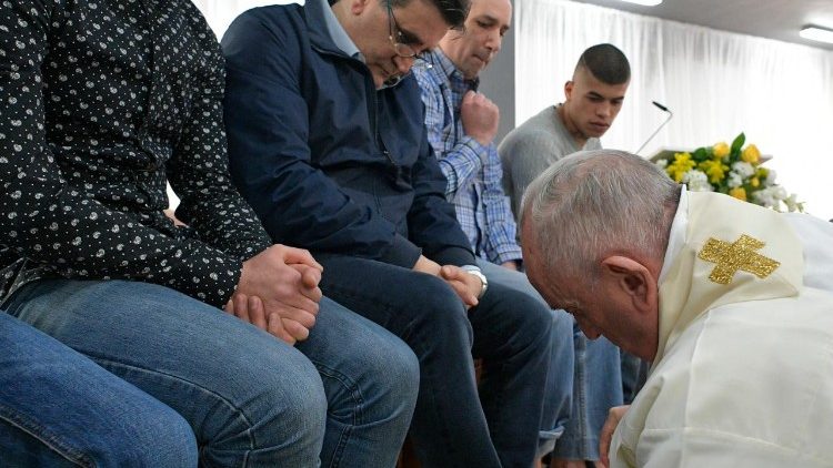 Paus Franciscus wast en kust de voeten in de gevangenis van Velletri