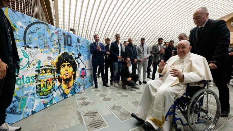 Paus Franciscus ontmoet de spelers van de match voor vrede