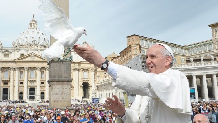 Franciscus laat een vredesduif vliegen op het Sint-Pietersplein