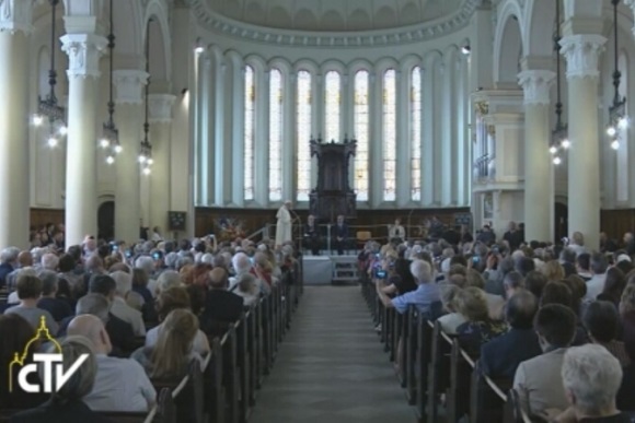 Interieur van een waldenzenkerk © CTV