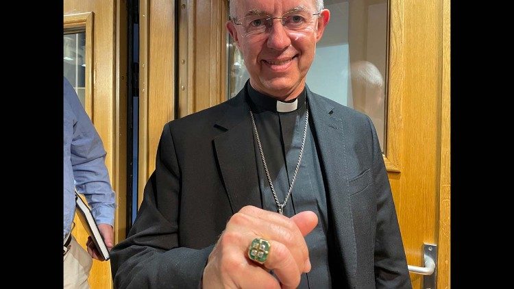 De anglicaanse aartsbisschop Justin Welby met de ring van Paulus VI