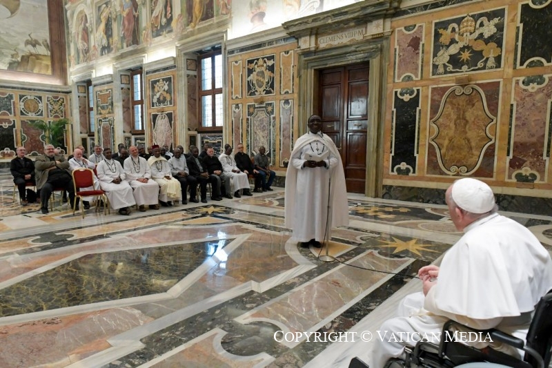 Paus Franciscus tijdens de ontmoeting met de Witte Paters