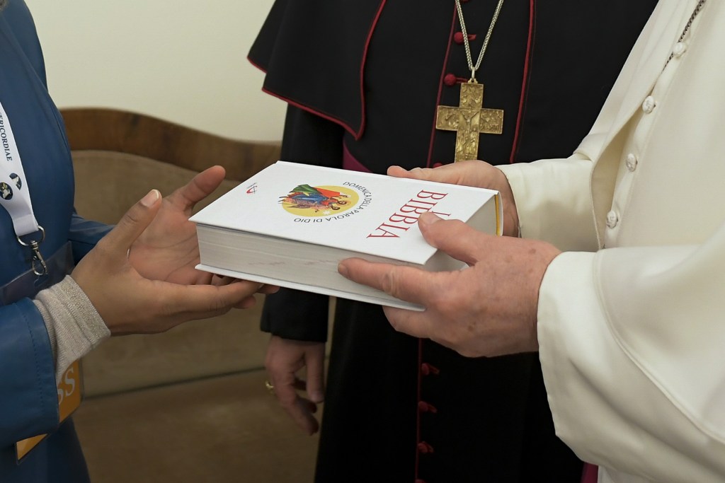 Paus Franciscus overhandigt persoonlijk Bijbels op de Dag van het Woord