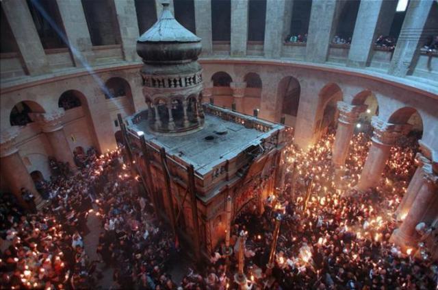 De Aedicula met de graftombe binnen in de Heilige Grafkerk in Jeruzalem