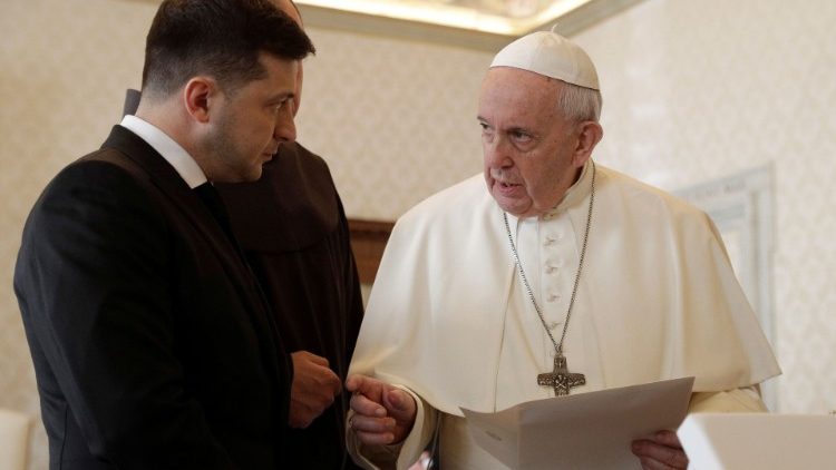 De Oekraïense president Volodimir Zelensky en paus Franciscus in februari 2020