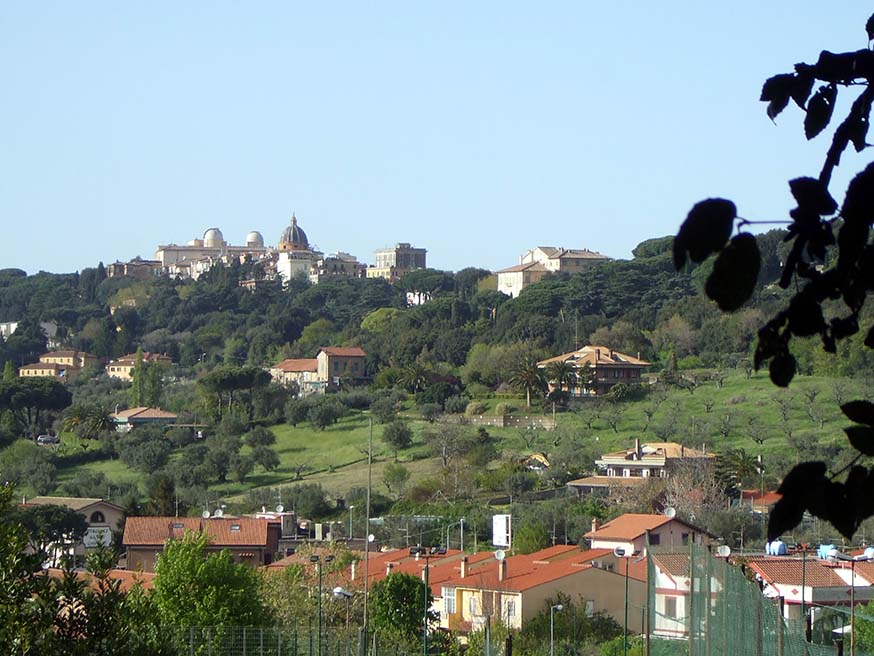 Zicht op de pauselijke residentie Castel Gandolfo op de heuvels rond Rome