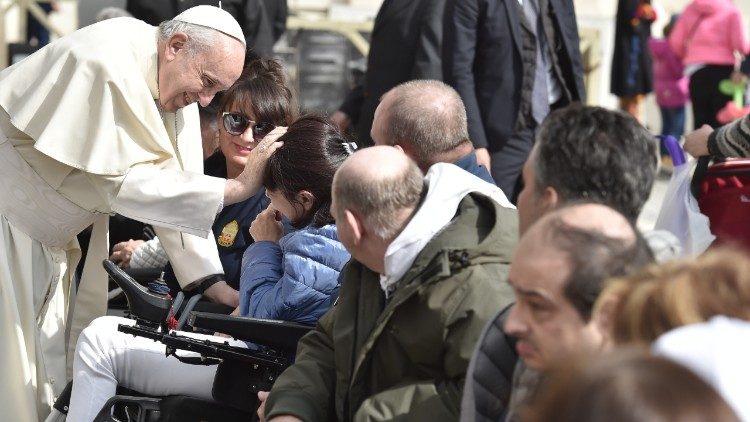 Paus Franciscus ontmoet zieken op het Sint-Pietersplein in Rome