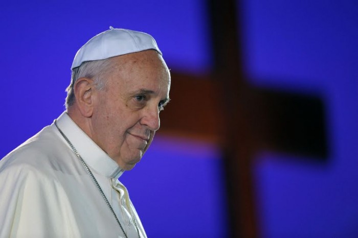 Paus Franciscus tijdens de kruisweg in het Colosseum